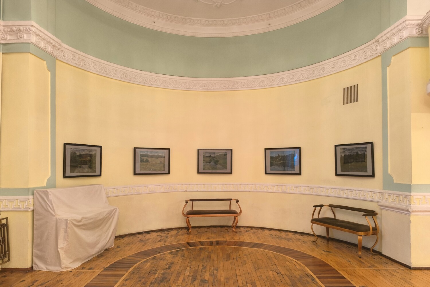 Выставка «Отзвуки тишины» открылась в театре оперы и балета